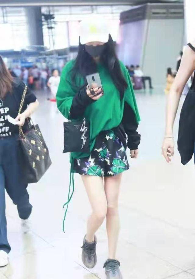 杨幂不愧是<a href='http://www.aimai.cc/
' target='_blank'>服装搭配</a>界的顶流，独特唯美的服装风格，轻松演绎时尚