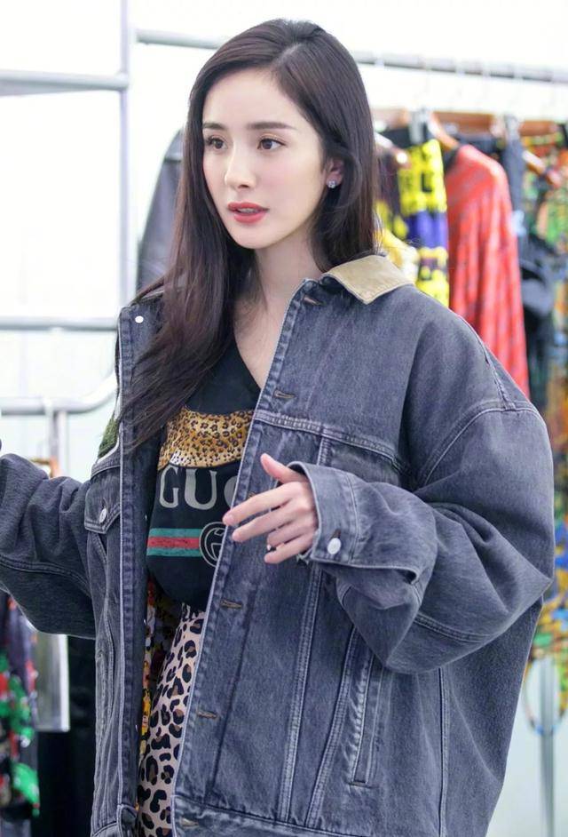 杨幂不愧是<a href='http://www.aimai.cc/
' target='_blank'>服装搭配</a>界的顶流，独特唯美的服装风格，轻松演绎时尚