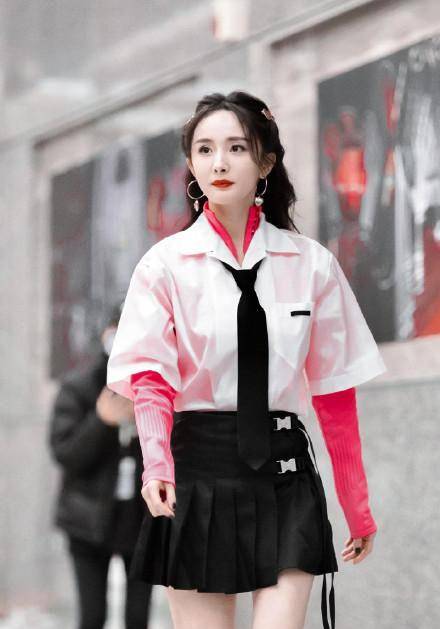 杨幂不愧是<a href='http://www.aimai.cc/
' target='_blank'>服装搭配</a>界的顶流，独特唯美的服装风格，轻松演绎时尚