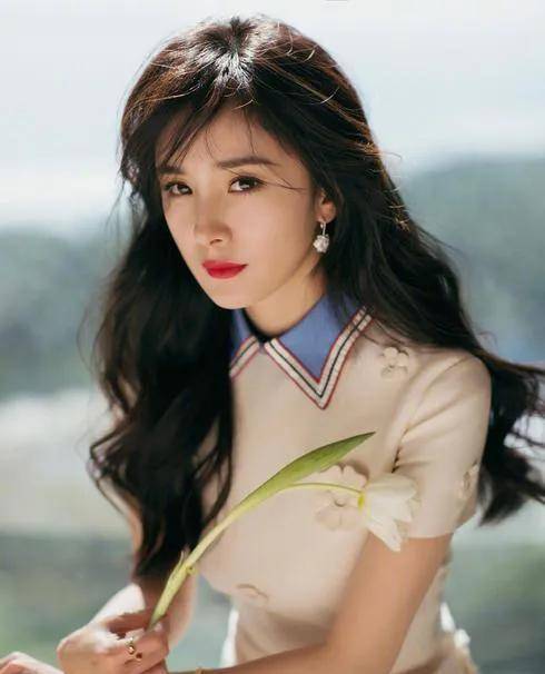 杨幂不愧是<a href='http://www.aimai.cc/
' target='_blank'>服装搭配</a>界的顶流，独特唯美的服装风格，轻松演绎时尚