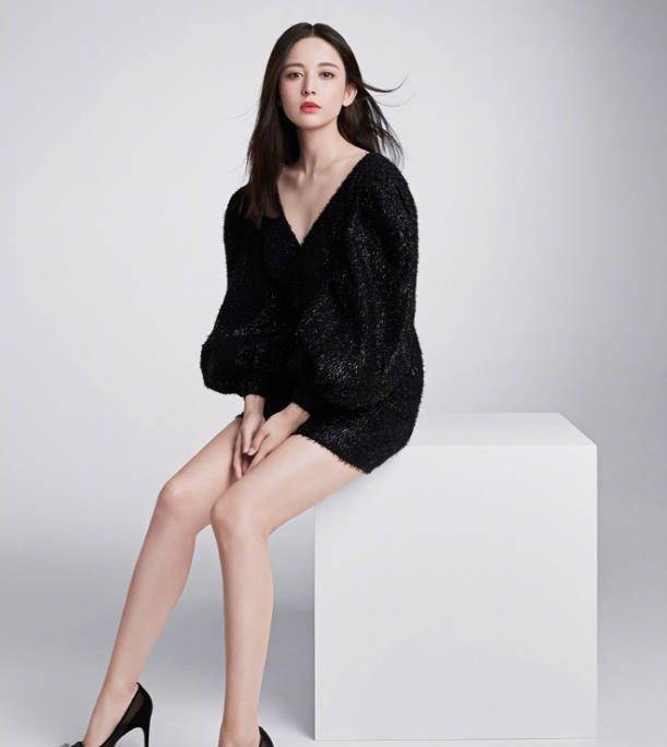 古力娜扎<a href='http://www.aimai.cc/
' target='_blank'>服装搭配</a>风格好，美到让人心动，单调服装靠气质支撑