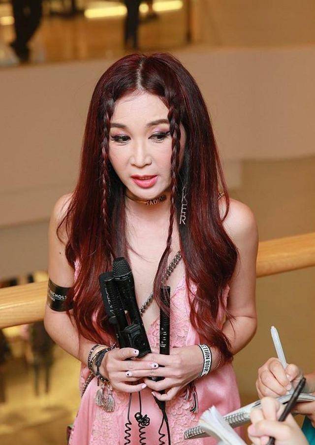 53岁温碧霞不服老温碧泉，亮晶晶眼影配“少女睡裙”，奈何脸蛋松弛显老