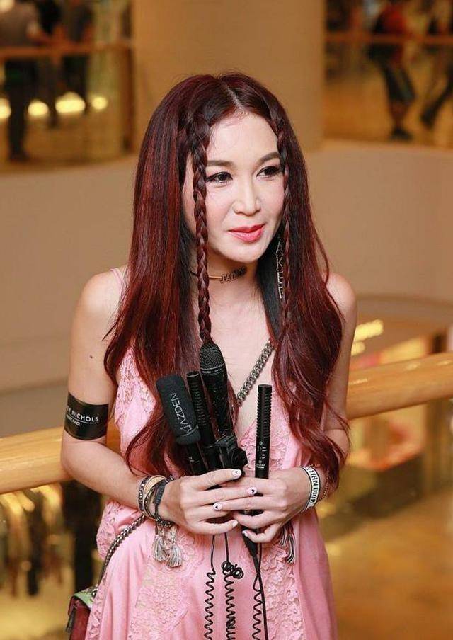 53岁温碧霞不服老温碧泉，亮晶晶眼影配“少女睡裙”，奈何脸蛋松弛显老