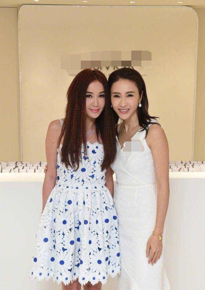 53岁温碧霞不服老温碧泉，亮晶晶眼影配“少女睡裙”，奈何脸蛋松弛显老