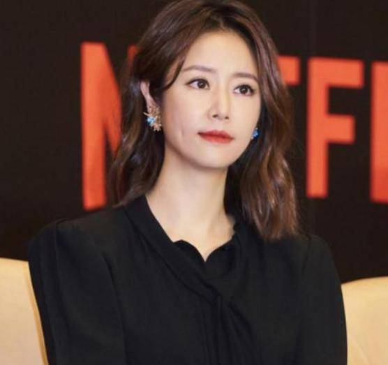 林心如真会穿圣罗兰，圣罗兰短裙穿出辣妈味，上身保守下身露腿
