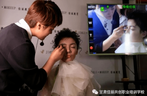 学化妆有前途吗？想学化妆的一定要看