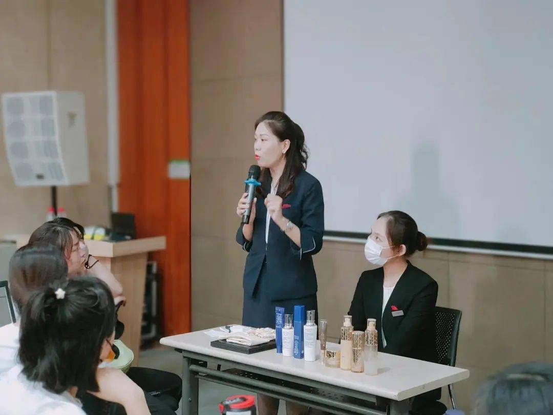 信誉楼&amp;资生堂专业服务技能“大练兵”