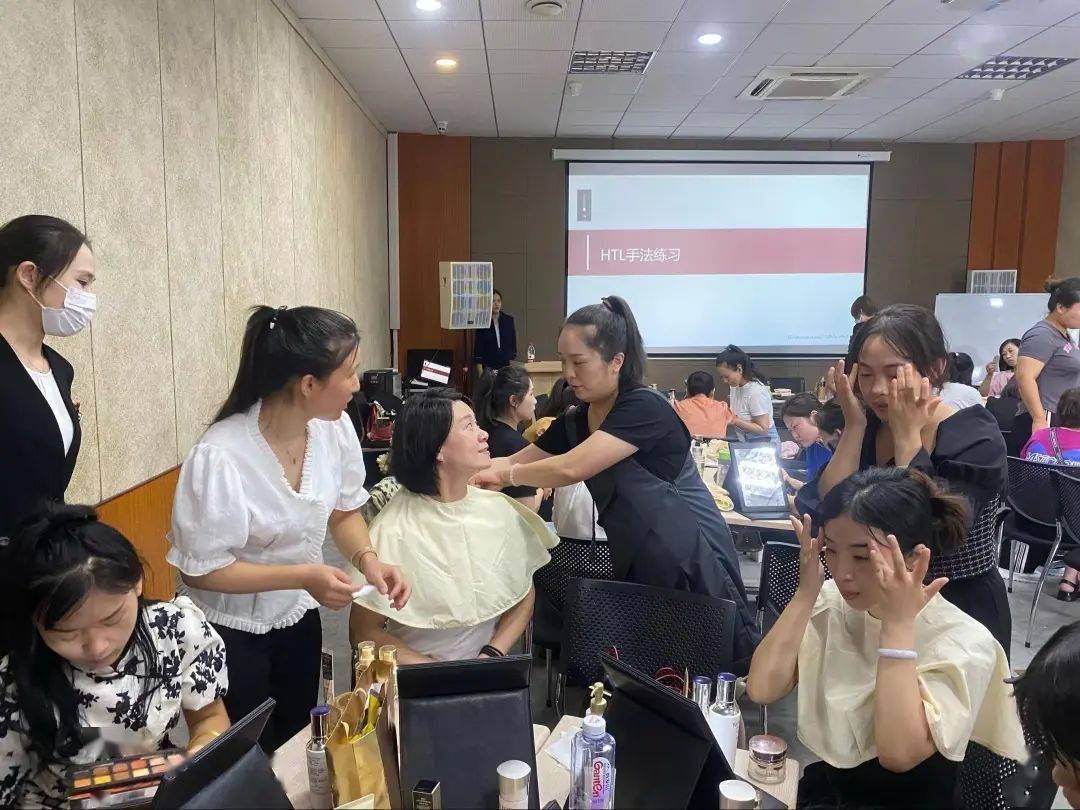信誉楼&amp;资生堂专业服务技能“大练兵”