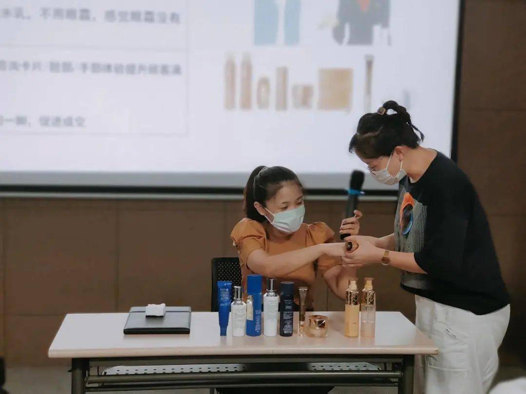 信誉楼&amp;资生堂专业服务技能“大练兵”