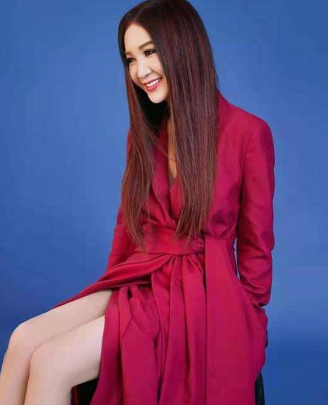 温碧霞真会“作妖”温碧泉，穿巴掌宽的吊带秀蛮腰，53岁硬穿成00后的样