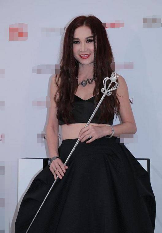 温碧霞真会“作妖”温碧泉，穿巴掌宽的吊带秀蛮腰，53岁硬穿成00后的样
