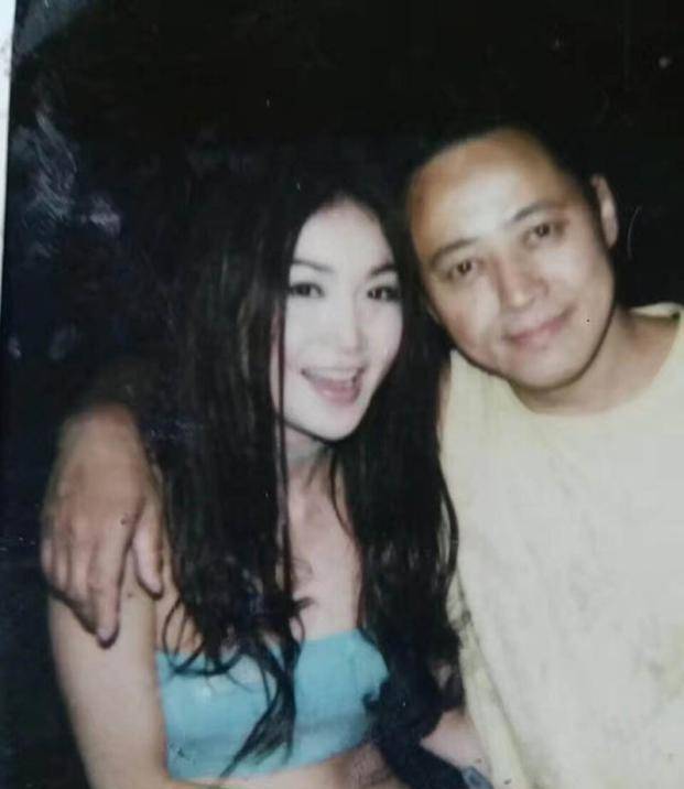 54岁温碧霞穿着大胆温碧泉，毛衣领口似故意下滑，微微侧身露半个肩膀