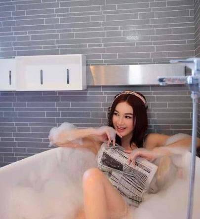 温碧霞不惧富豪老公温碧泉，与两小鲜肉泡泥浆温泉不穿衣？合照时还嘟嘴想亲她