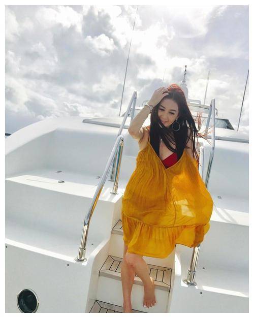 温碧霞真会''作妖''温碧泉，穿巴掌宽的吊带秀蛮腰，53岁硬穿成00后的样