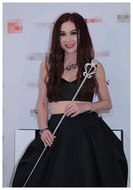 温碧霞真会''作妖''温碧泉，穿巴掌宽的吊带秀蛮腰，53岁硬穿成00后的样