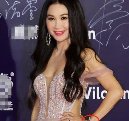 54岁温碧霞时尚走红毯！手镯加起来60万温碧泉，嫁银行总裁一生未孕