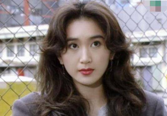 54岁温碧霞时尚走红毯！手镯加起来60万温碧泉，嫁银行总裁一生未孕