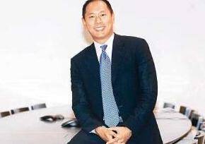 54岁温碧霞时尚走红毯！手镯加起来60万温碧泉，嫁银行总裁一生未孕