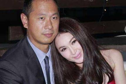54岁温碧霞时尚走红毯！手镯加起来60万温碧泉，嫁银行总裁一生未孕