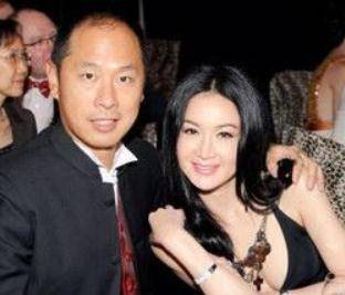 54岁温碧霞时尚走红毯！手镯加起来60万温碧泉，嫁银行总裁一生未孕