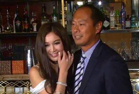 54岁温碧霞时尚走红毯！手镯加起来60万温碧泉，嫁银行总裁一生未孕