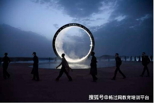 【畅过知识分享】圣罗兰这场秀圣罗兰，像不像你的废土科幻梦？