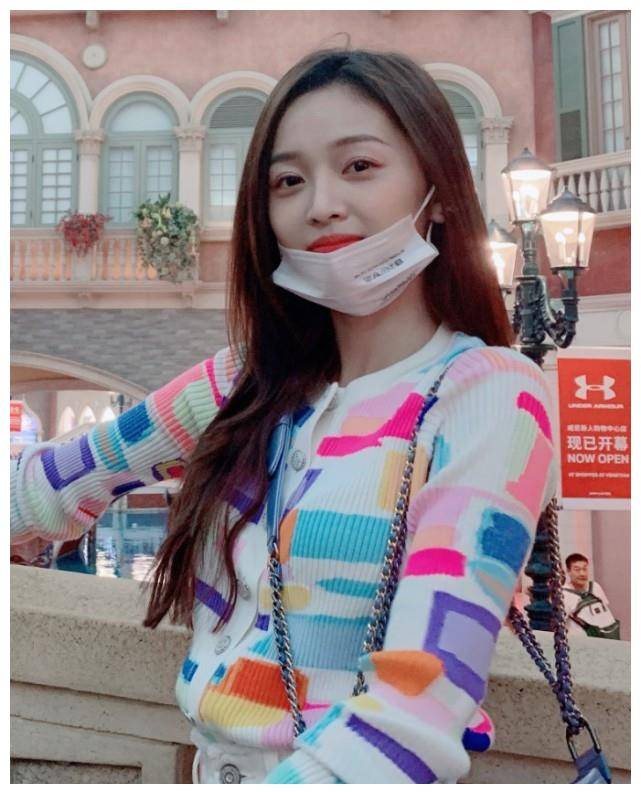 经典款匡威过时了匡威，最近火的是“匡威拼色鞋”，00后都抢着买！