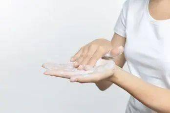 坚持每天用化妆品化妆品，几年后皮肤会差很多吗？化妆品不背这锅