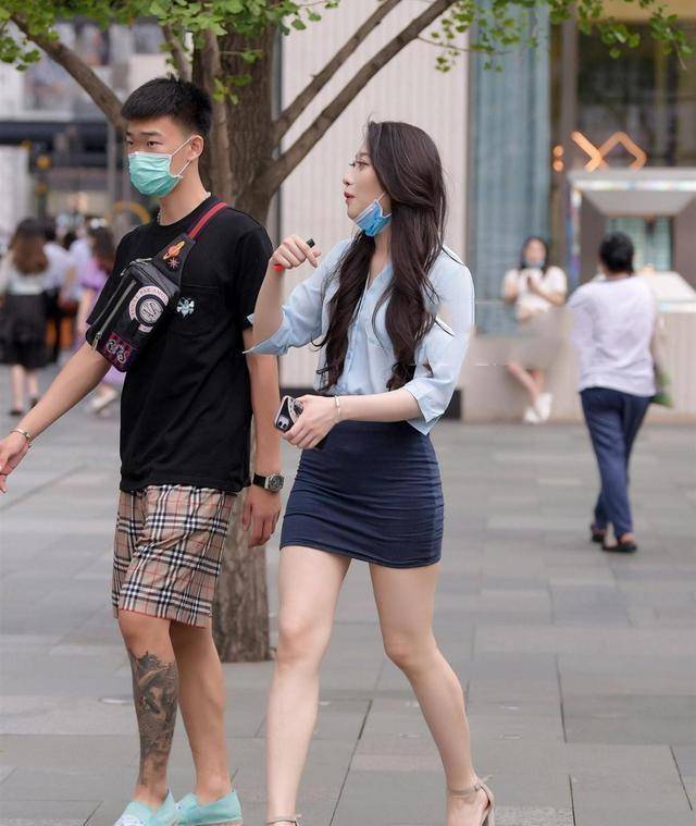 <a href='https://www.aimai.cc/
' target='_blank'>服装搭配</a>不在于穿的多少<a href='https://www.aimai.cc/
' target='_blank'>服装搭配</a>，而是要会搭配，精致简约还要实用