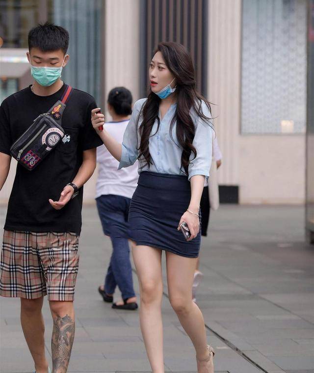 <a href='https://www.aimai.cc/
' target='_blank'>服装搭配</a>不在于穿的多少<a href='https://www.aimai.cc/
' target='_blank'>服装搭配</a>，而是要会搭配，精致简约还要实用