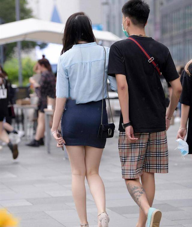 <a href='https://www.aimai.cc/
' target='_blank'>服装搭配</a>不在于穿的多少<a href='https://www.aimai.cc/
' target='_blank'>服装搭配</a>，而是要会搭配，精致简约还要实用