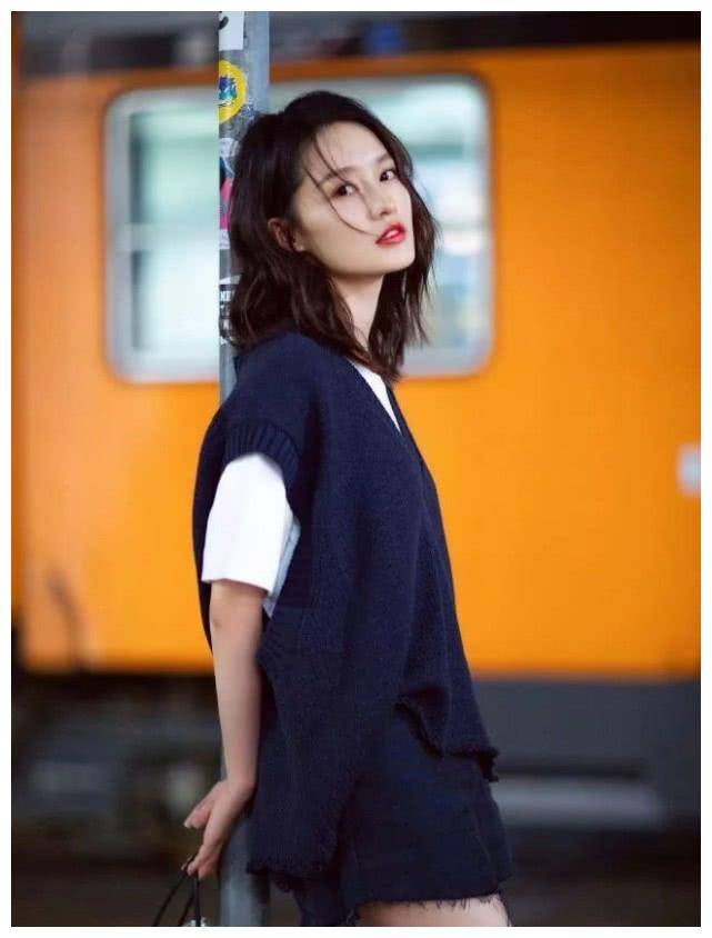 李沁也被“裂口匡威”圈粉匡威，用它搭风衣，腿是你比不了的