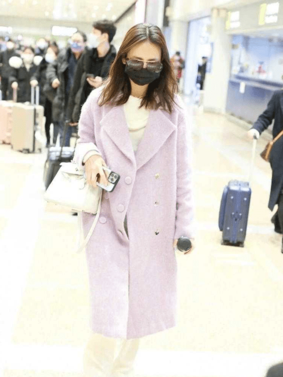王鸥的3套“<a href='https://www.aimai.cc/
' target='_blank'>服装搭配</a>” , 凸显高级及气场