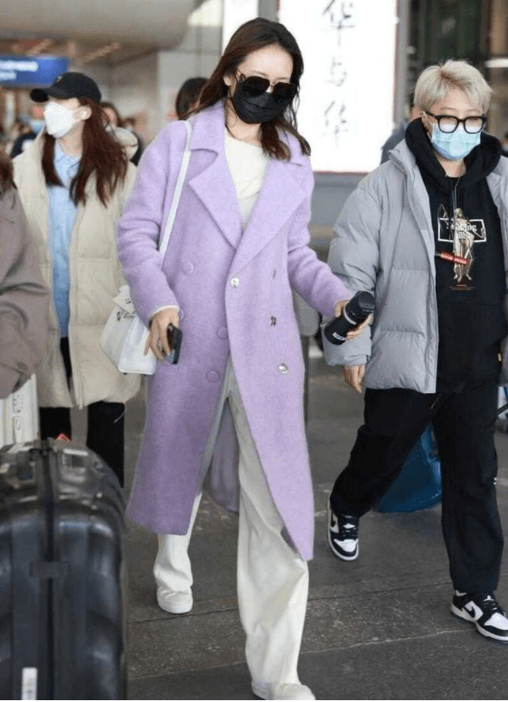 王鸥的3套“<a href='https://www.aimai.cc/
' target='_blank'>服装搭配</a>” , 凸显高级及气场