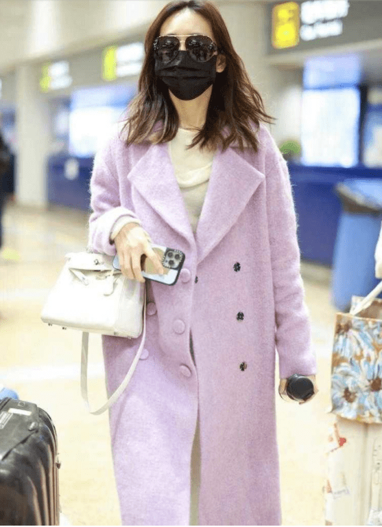 王鸥的3套“<a href='https://www.aimai.cc/
' target='_blank'>服装搭配</a>” , 凸显高级及气场