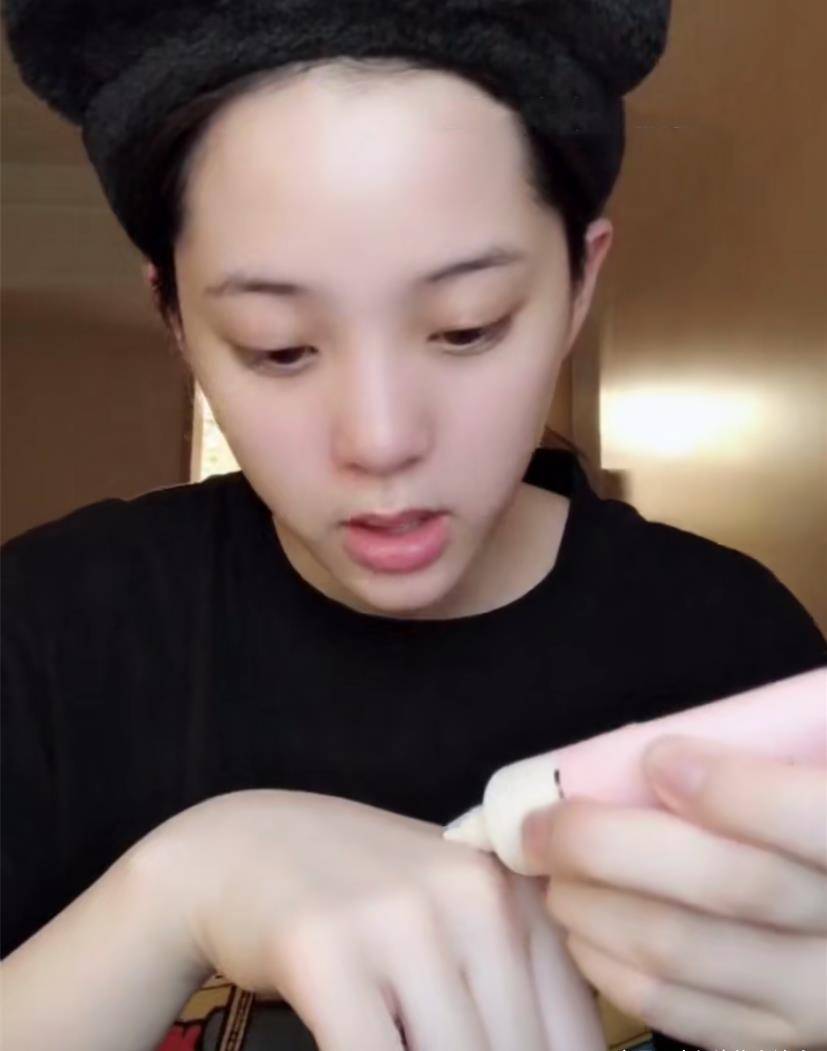 欧阳娜娜最爱用的妆前乳火了圣罗兰，堪称平价圣罗兰，林允：便宜又好用