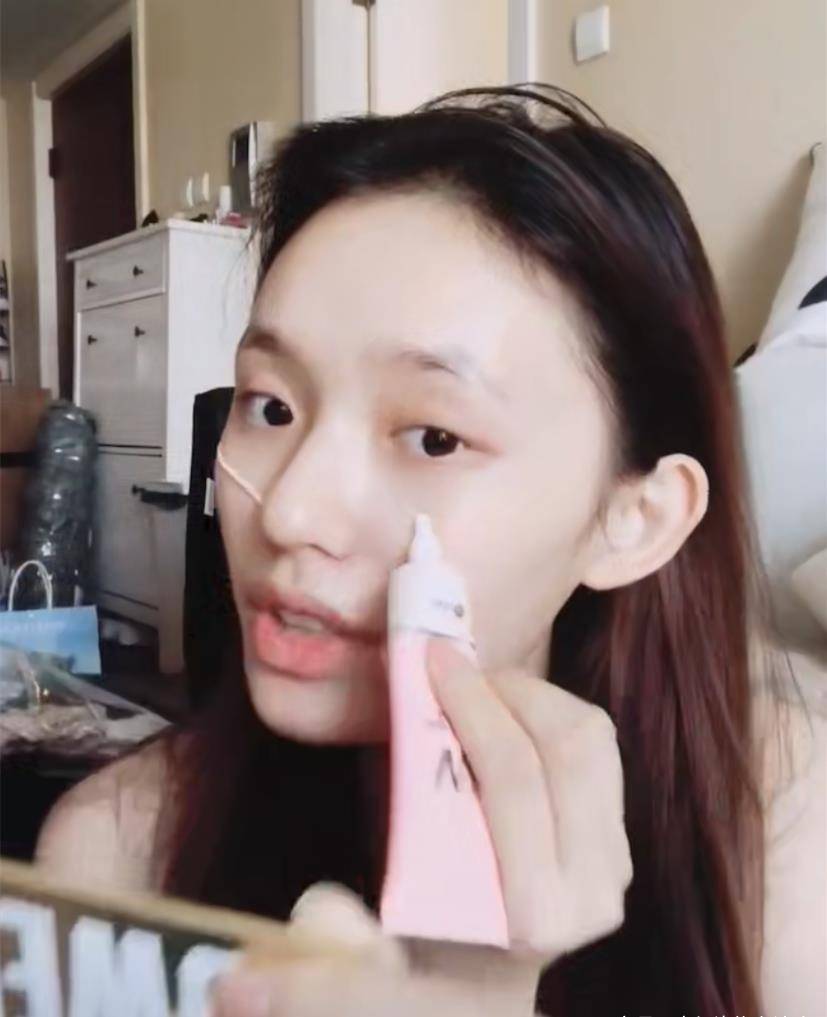欧阳娜娜最爱用的妆前乳火了圣罗兰，堪称平价圣罗兰，林允：便宜又好用