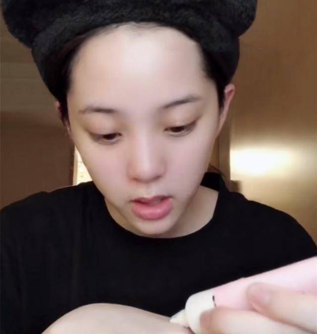 欧阳娜娜晒的妆前乳圣罗兰，堪称“平价圣罗兰”，林允也说便宜又好用！