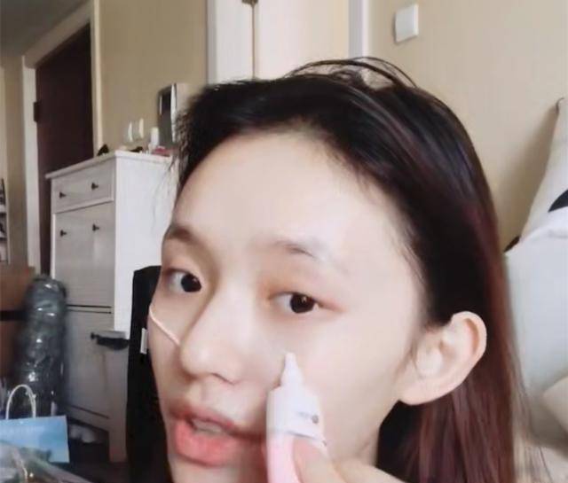 欧阳娜娜晒的妆前乳圣罗兰，堪称“平价圣罗兰”，林允也说便宜又好用！