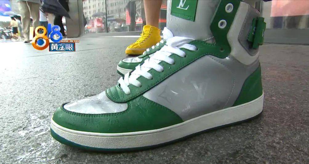 “路易威登”穿出门路易威登，袜子脚趾全“lv”了