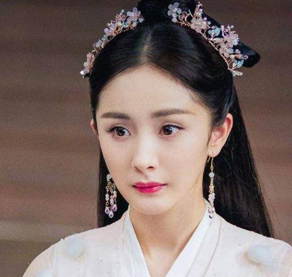 “雅诗兰黛”温柔姐姐杨幂雅诗兰黛，红红的嘴唇，明艳动人