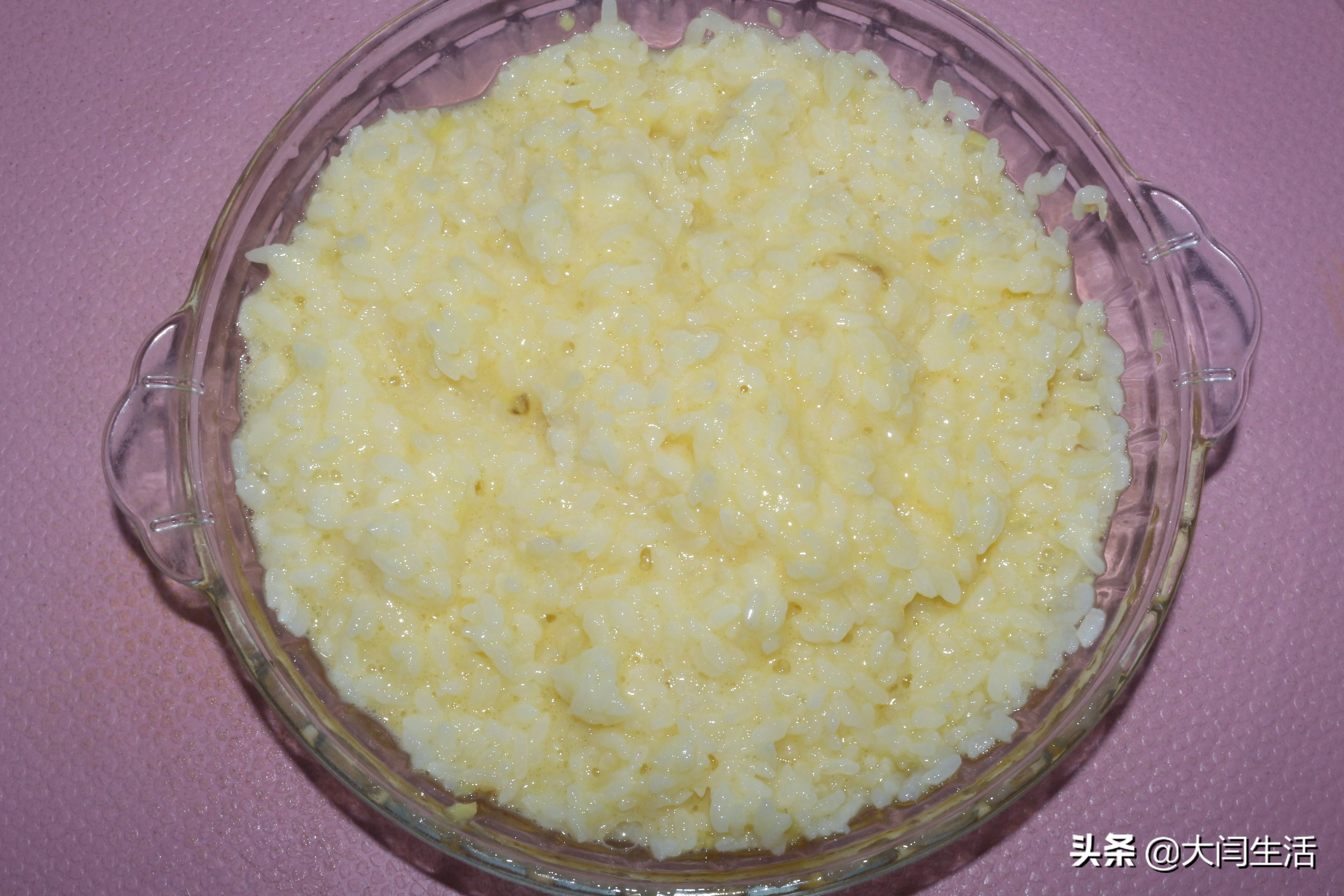 蛋炒饭还能吃出螃蟹味？1盘米饭为什么死掉的螃蟹不能吃，加2种食材，做金灿灿赛螃蟹炒饭