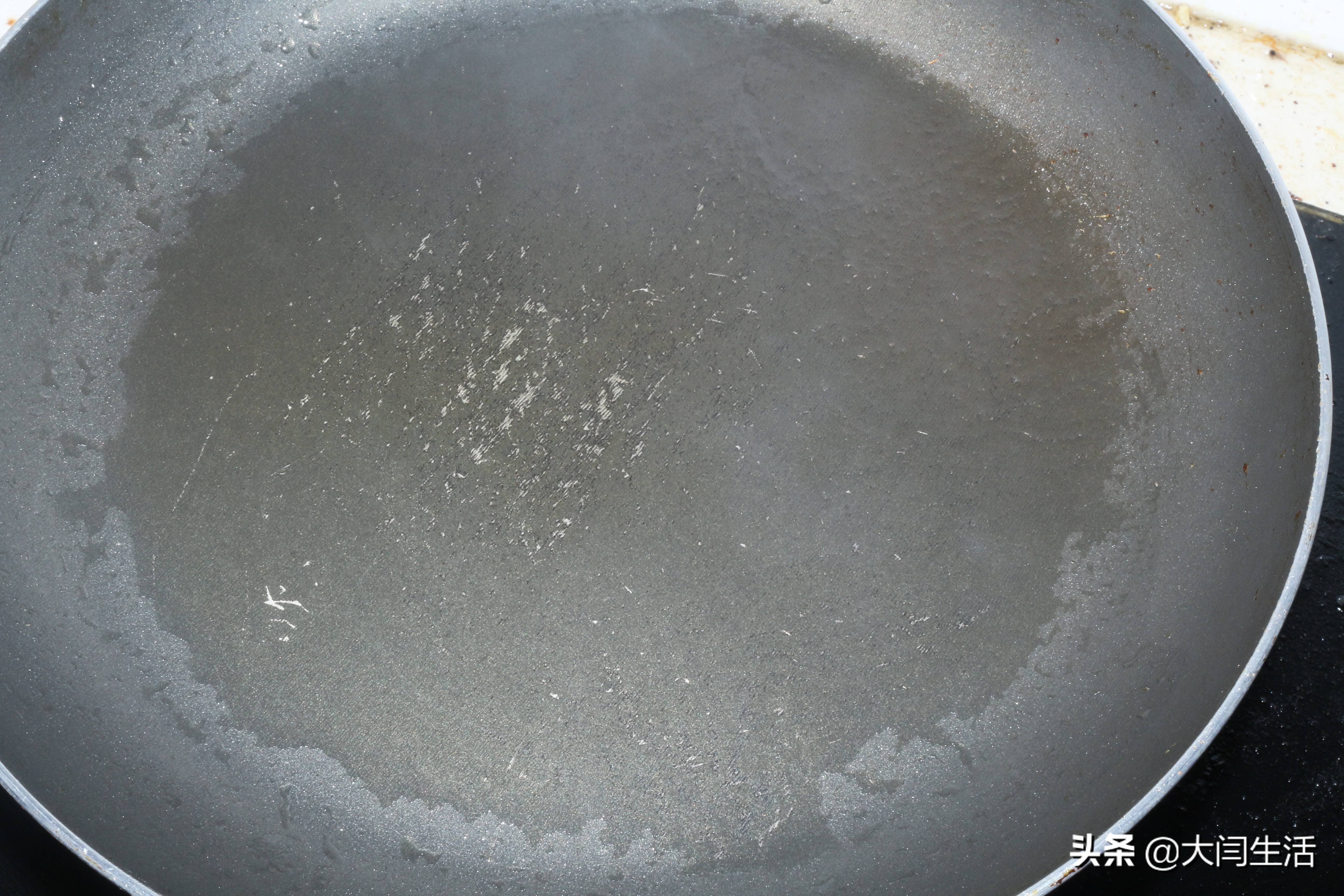 蛋炒饭还能吃出螃蟹味？1盘米饭为什么死掉的螃蟹不能吃，加2种食材，做金灿灿赛螃蟹炒饭