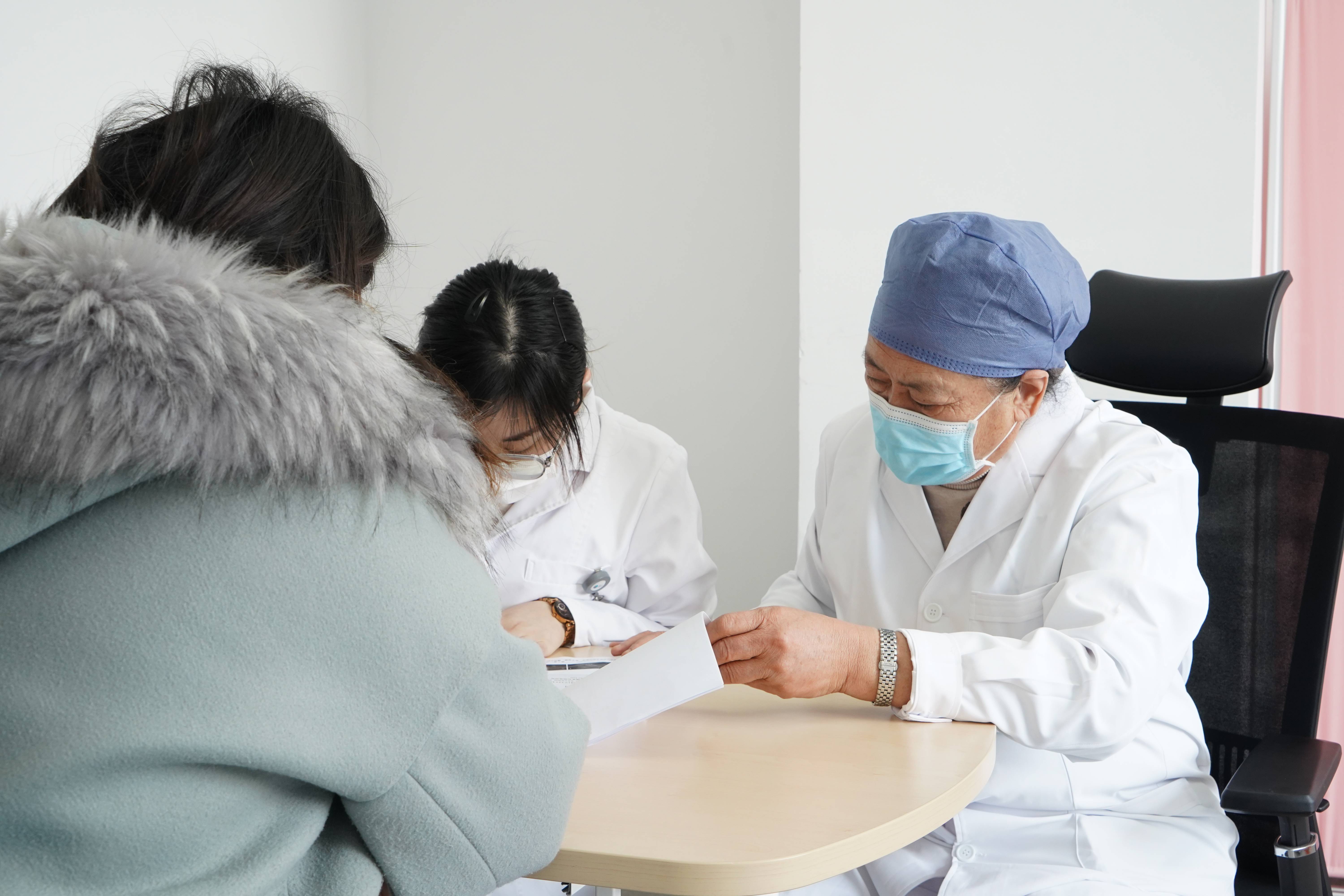 苏格兰免费为女性提供生理期用品昆铁卫生巾销量过万，你有经期贫困吗？星晨妇儿提醒