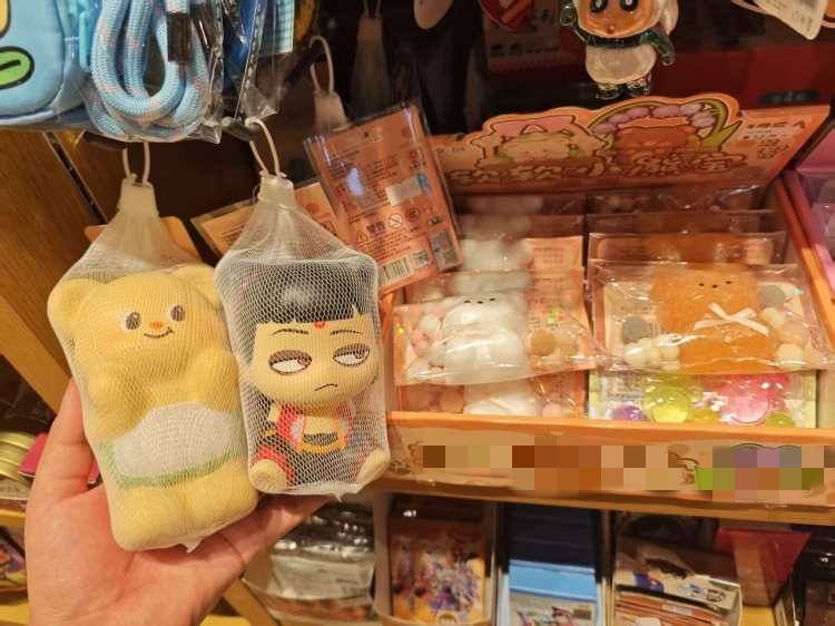网红“情绪解药”捏捏玩具变“毒玩具”：香精味刺鼻玩具，送检样品甲醛超标40多倍