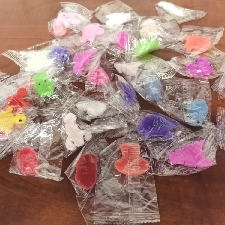 网红“情绪解药”捏捏玩具变“毒玩具”：香精味刺鼻玩具，送检样品甲醛超标40多倍