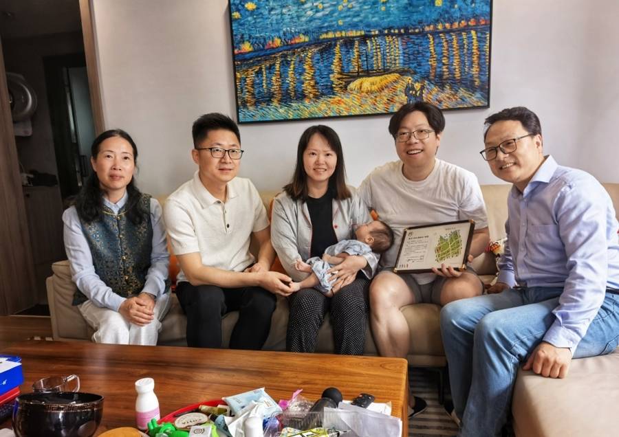 萌翻！社区给新生儿送“小脚丫地图”礼物，这份儿童节礼物太暖心