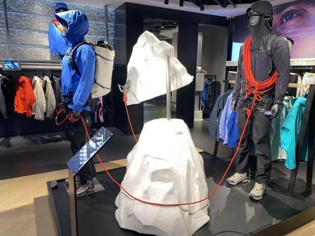 始祖鸟平替始祖鸟,发起猛攻